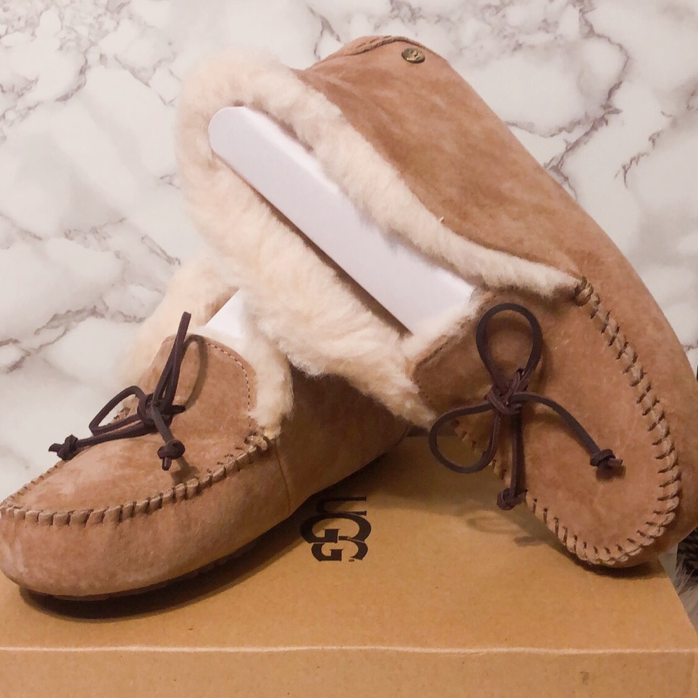 Flawless UGG ALENA slipper size 7 in Fawn
